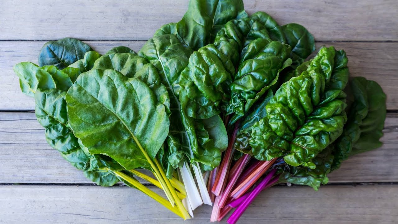 Herkullinen ja täyttävä resepti: mangoldikreemi, paahtoleipää ja pinjansiemeniä.