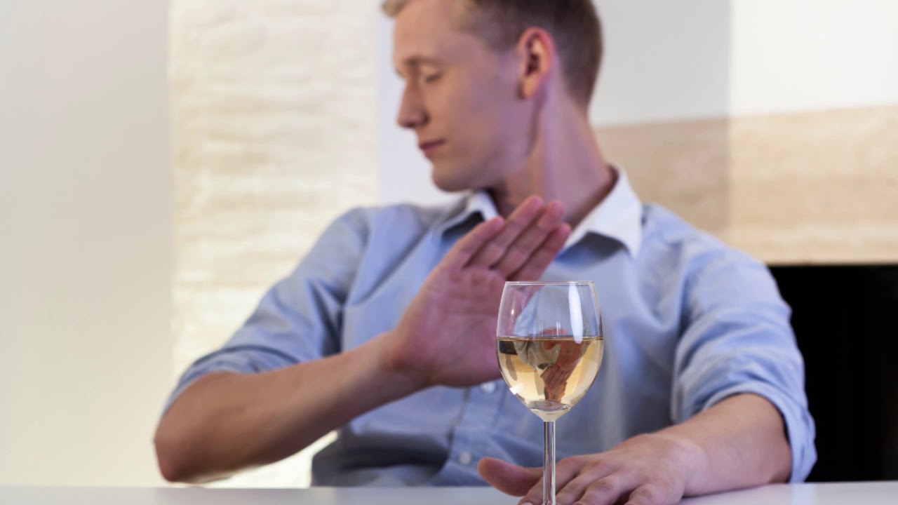 Neurologi: ”Jos olet 65-vuotias tai vanhempi, suosittelisin luopumaan alkoholista kokonaan.”