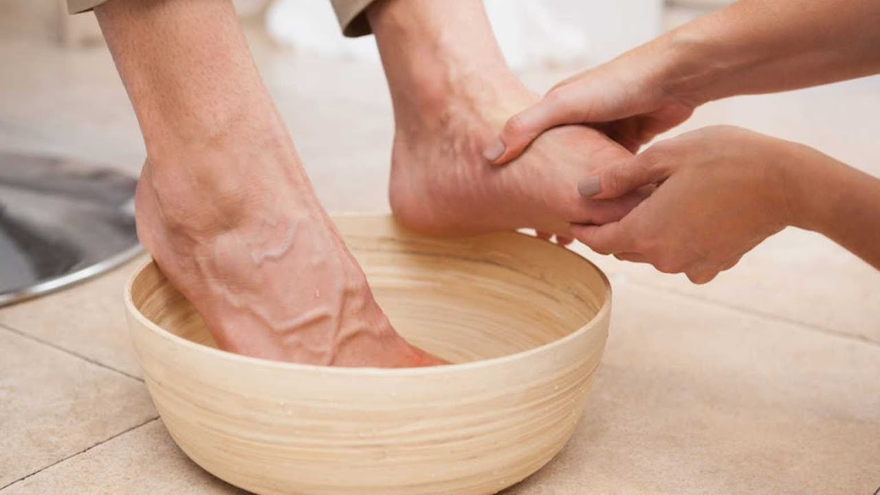 Jalkojen pesu neutraalilla saippualla: miksi se on tarpeen ja miksi yhä useammat ihmiset tekevät niin.