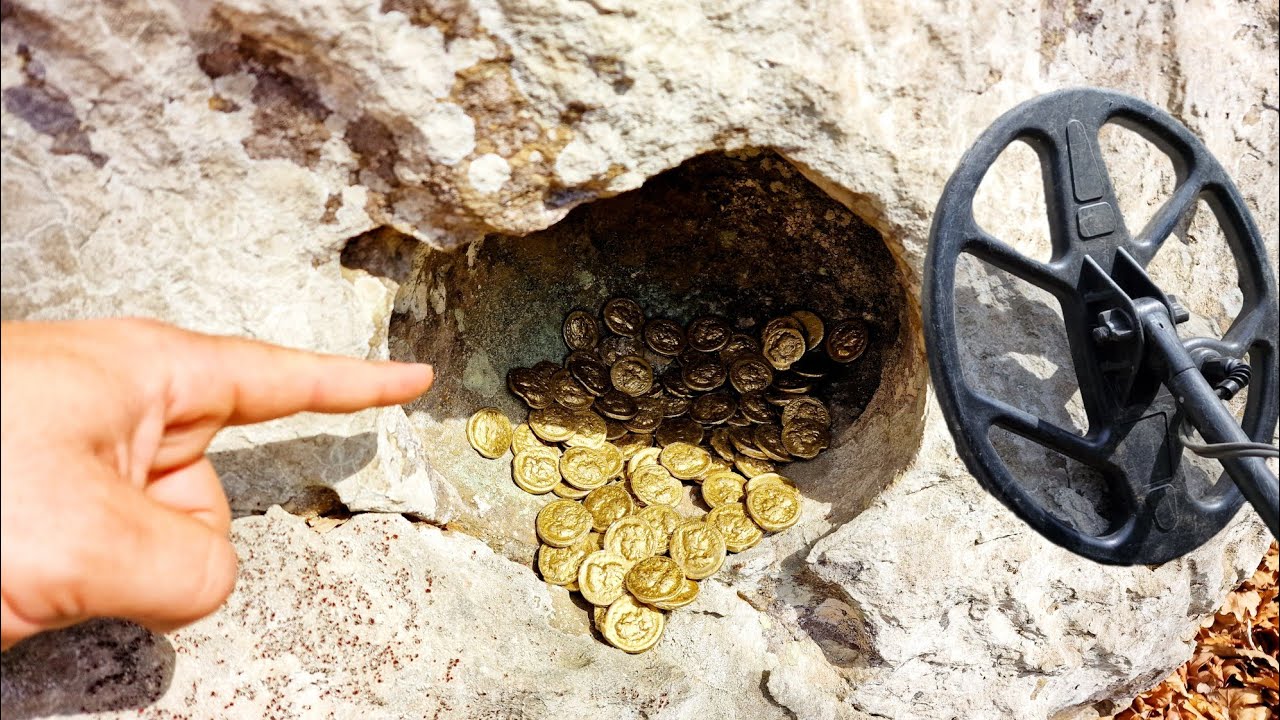 Hän lähtee etsimään metallinpaljastimella ja löytää yhden maan suurimmista aarteista: 59 kg ja 15 000 kolikkoa.