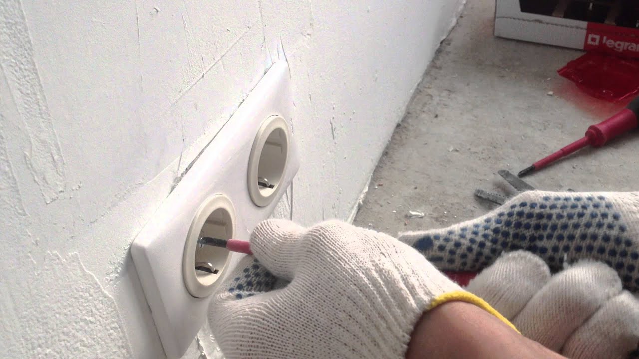 Sähköasentaja: ”Kymmenen vuotta sitten pistorasian asennus kotiin maksoi 30 euroa; nyt hinta on vähintään 50 euroa.”