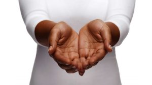 Mitä tarkoittaa kämmenten näyttäminen keskustelun aikana? Psykologia tarjoaa selityksen.