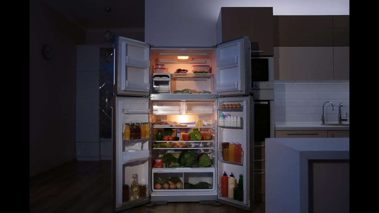 Kuinka kauan muuton tai remontin jälkeen jääkaappi voi olla kytkettynä pistorasiaan ja miksi?