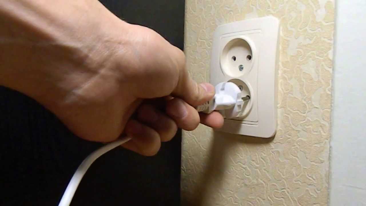 Kuinka kauan muuton tai remontin jälkeen jääkaappi voi olla kytkettynä pistorasiaan ja miksi?