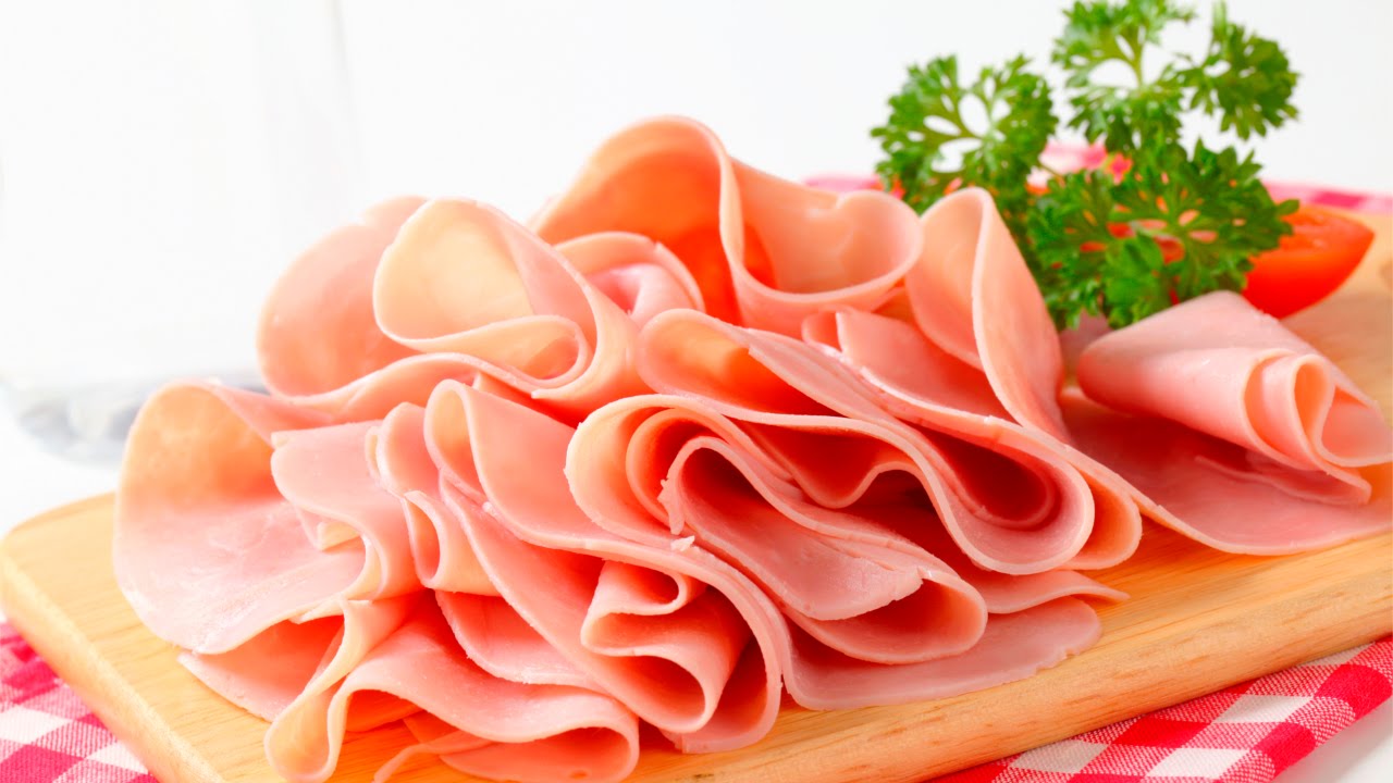 Yksinkertainen lihakauppiaiden temppu, jonka avulla voit säilyttää kinkun leikkaamisen jälkeen ja estää sen kuivumisen ajan myötä.