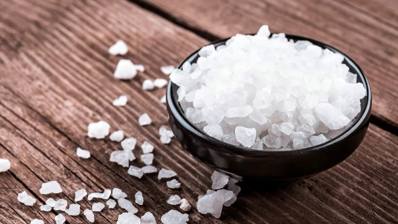 Lauripuu lehti täytetään suolalla — koko tammikuun ajan olen iloinen oveluudestani: hyödyllinen vinkki kaikille kotirouville