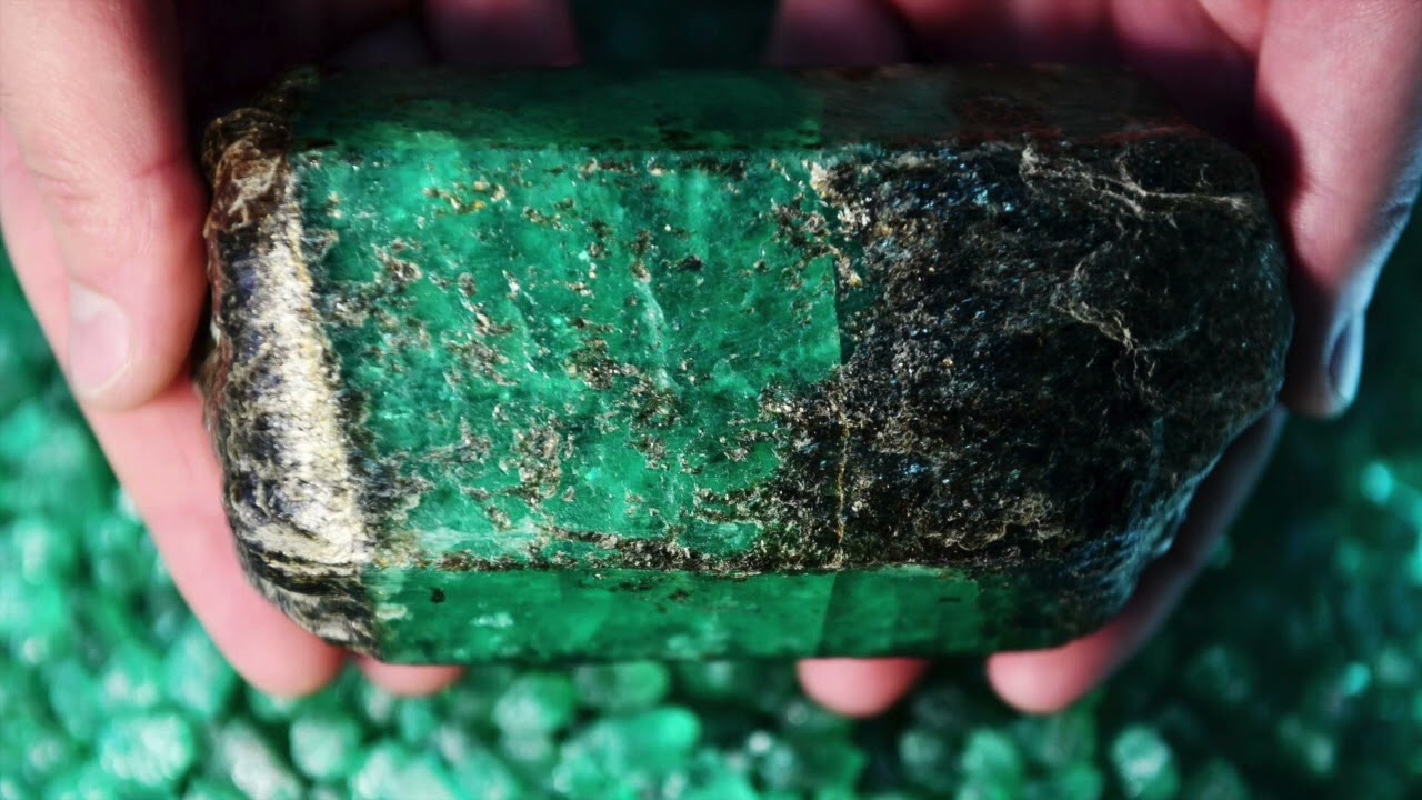 Historiallinen tapahtuma kaivosteollisuudessa: löydettiin valtava 11 685 karaatin smaragdi, joka myytiin huutokaupassa 27 miljoonalla eurolla.