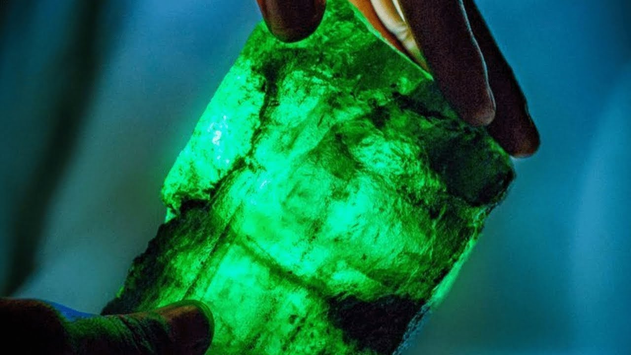 Historiallinen tapahtuma kaivosteollisuudessa: löydettiin valtava 11 685 karaatin smaragdi, joka myytiin huutokaupassa 27 miljoonalla eurolla.