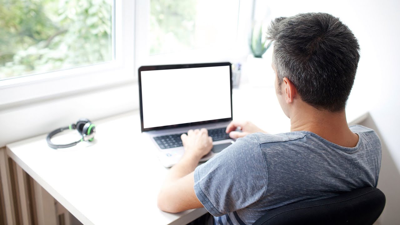 Kotona työskentely ja mielenterveys: psykologin mukaan neljä syytä, miksi jotkut ihmiset selviävät kotona työskentelystä huonommin.