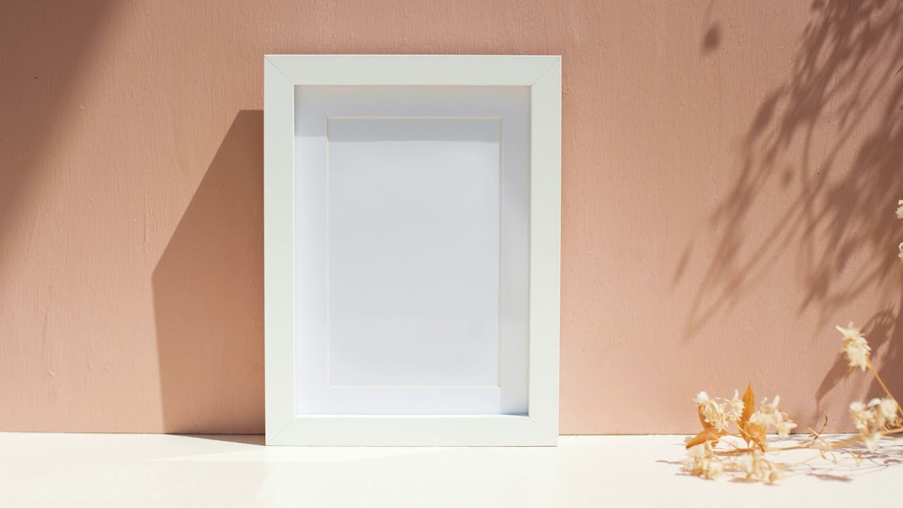 En tiennyt, mutta vanhasta, kuluneesta valokuvakehyksestä voin tehdä tämän tyylikkään korkkitaulun asioiden järjestämiseen.