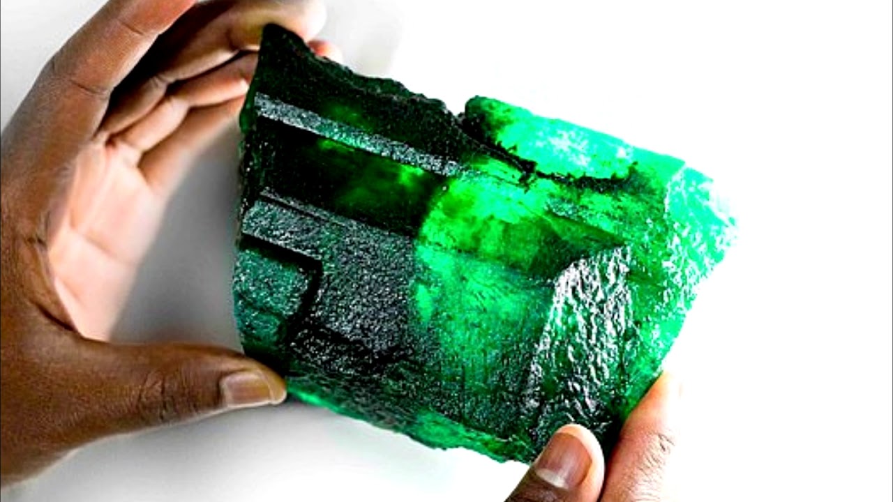 Historiallinen tapahtuma kaivosteollisuudessa: löydettiin valtava 11 685 karaatin smaragdi, joka myytiin huutokaupassa 27 miljoonalla eurolla.