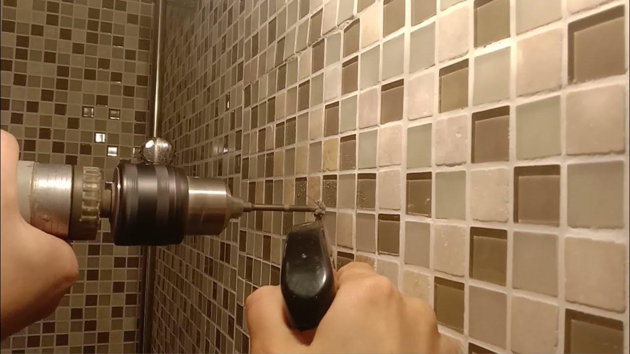 Kuinka porata kylpyhuoneen laattoja oikein ilman halkeamia ja naarmuja: helppo menetelmä ilman ammattilaisen apua.