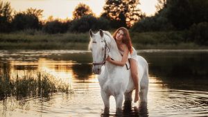 Miksi ei saa ratsastaa hevosella joen lähellä?