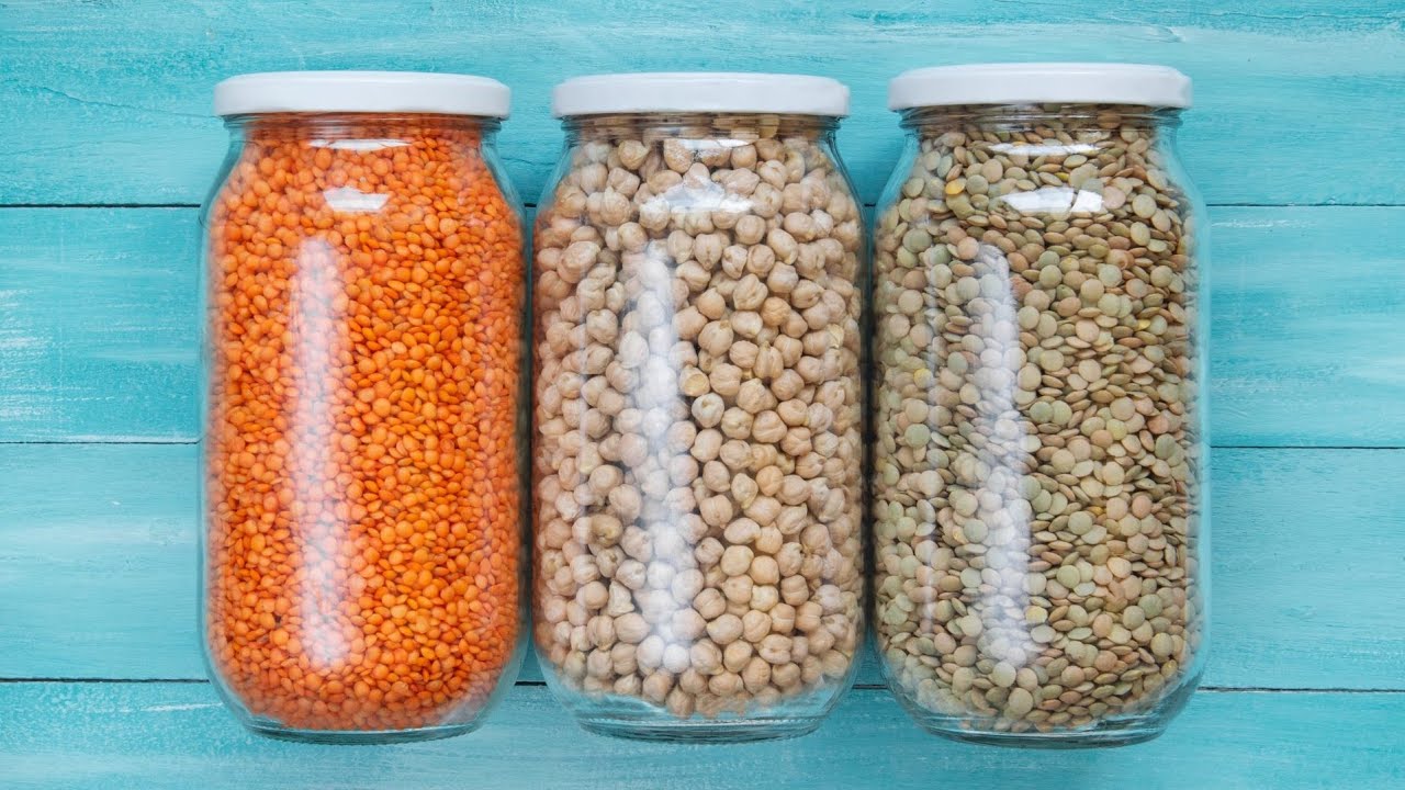 Miksi on suositeltavaa laittaa lasipurkki, jossa on linssejä, makuuhuoneeseen?