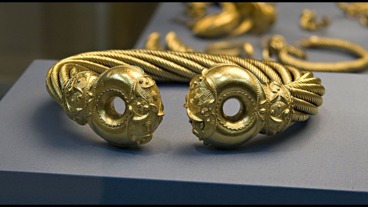 Kaksi pientä mykeneläistä myöhäisbronzikauden kulta-esineitä, jotka löydettiin haudoista Kreikan saarella, on koristeltu Pohjois-Euroopan aurinkosymboleilla.