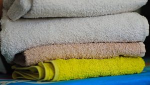 Älä heitä vanhoja pyyhkeitä pois, ne ovat todellinen aarre: miten niitä voi käyttää uudelleen kodinkoneiden suojana.