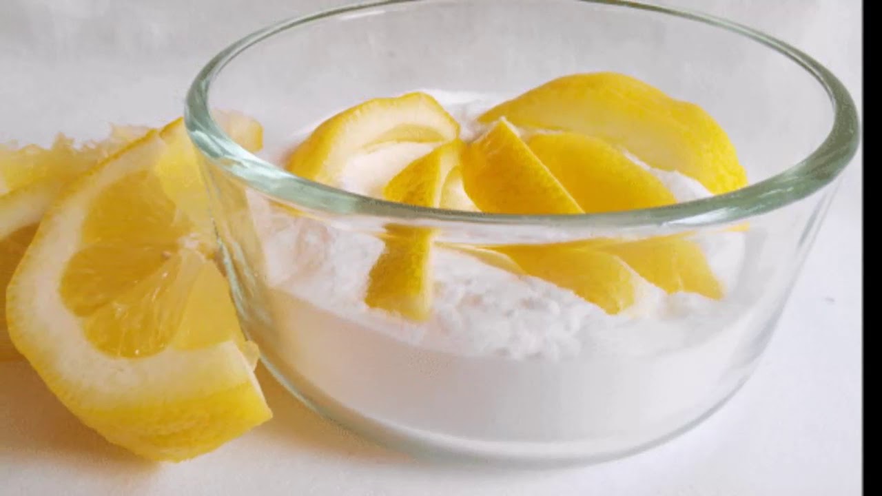 Mikä on luudan suihkuttamisen tarkoituksena sitruunan ja veden seoksella?