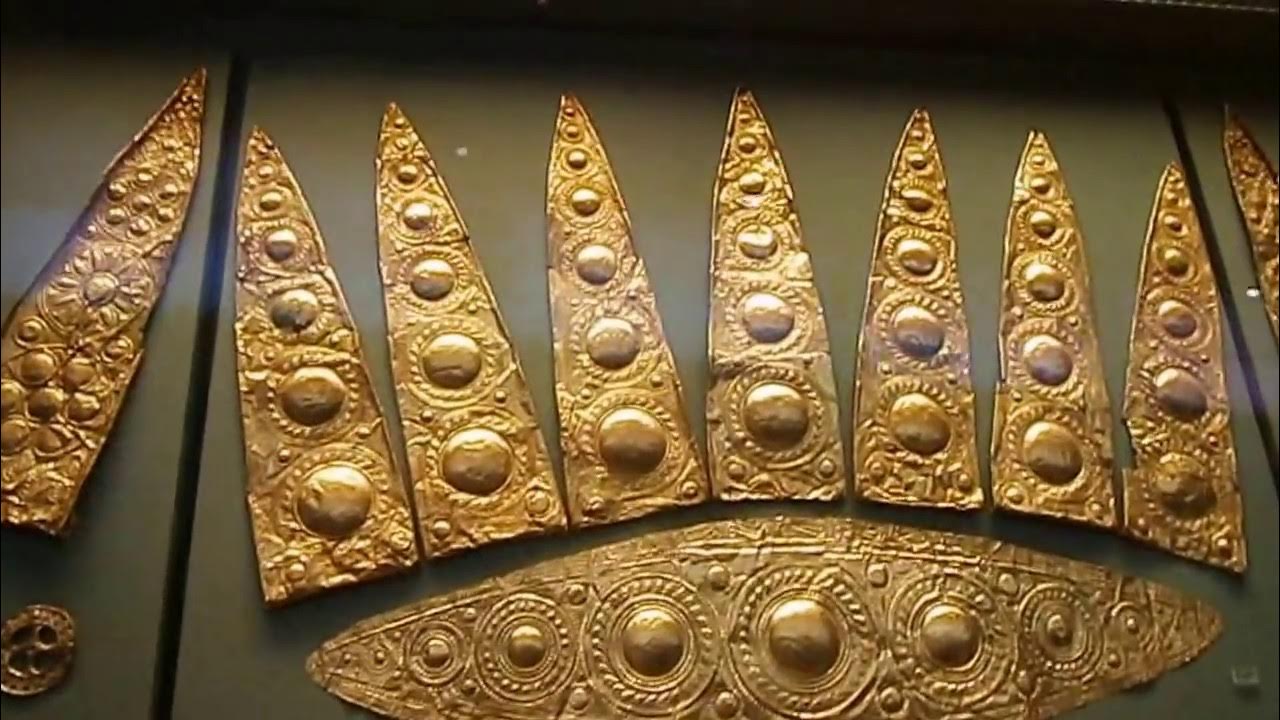 Kaksi pientä mykeneläistä myöhäisbronzikauden kulta-esineitä, jotka löydettiin haudoista Kreikan saarella, on koristeltu Pohjois-Euroopan aurinkosymboleilla.