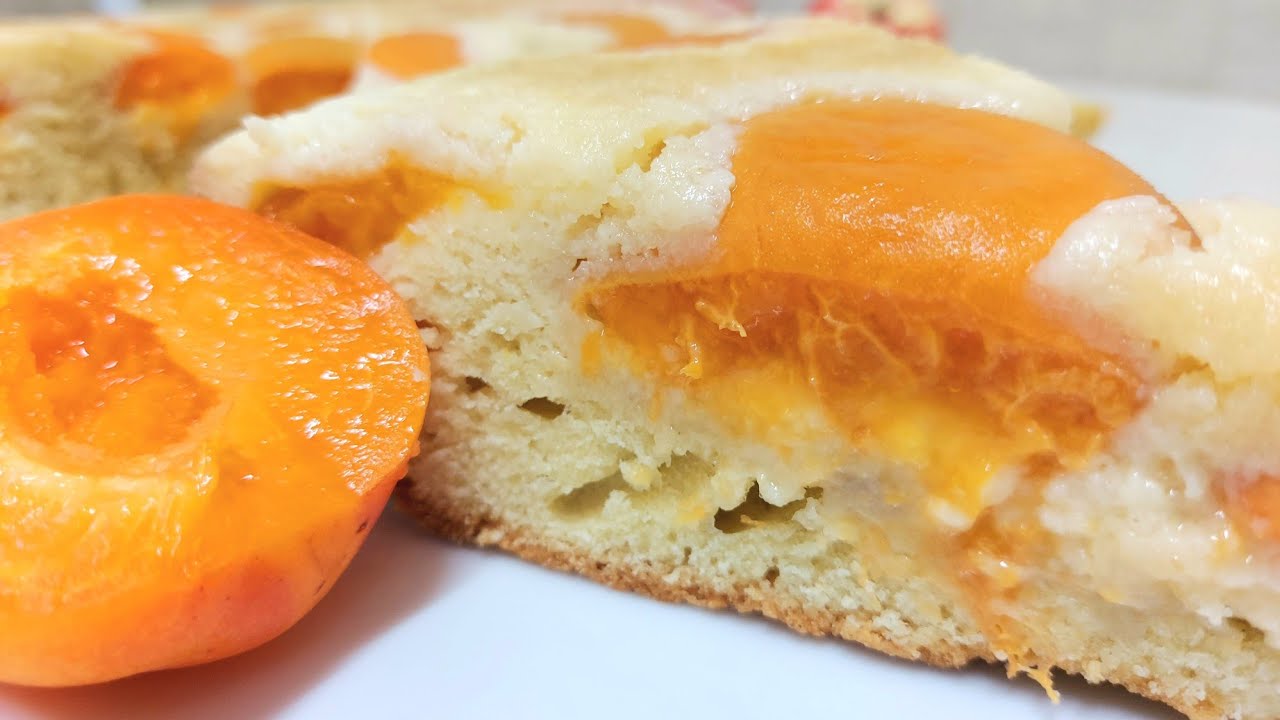 Yksinkertainen hedelmäkuorrutteinen kakku – raikas, kevyt ja helppo valmistaa etukäteen.