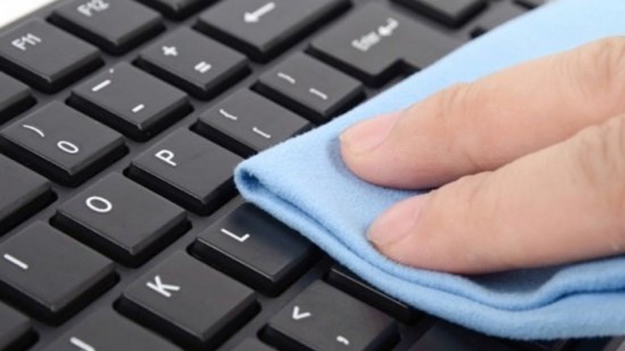 Helppo tapa puhdistaa tietokoneen näppäimistö tarran tai meikkisiveltimen avulla.