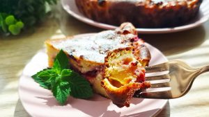 Yksinkertainen hedelmäkuorrutteinen kakku – raikas, kevyt ja helppo valmistaa etukäteen.