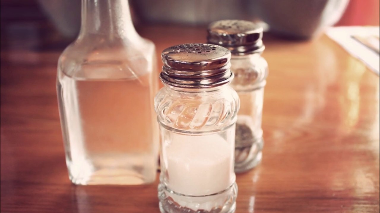 Suola ja etikka pakastimessa: miksi niitä suositellaan siivoukseen ja mihin niitä tarvitaan.