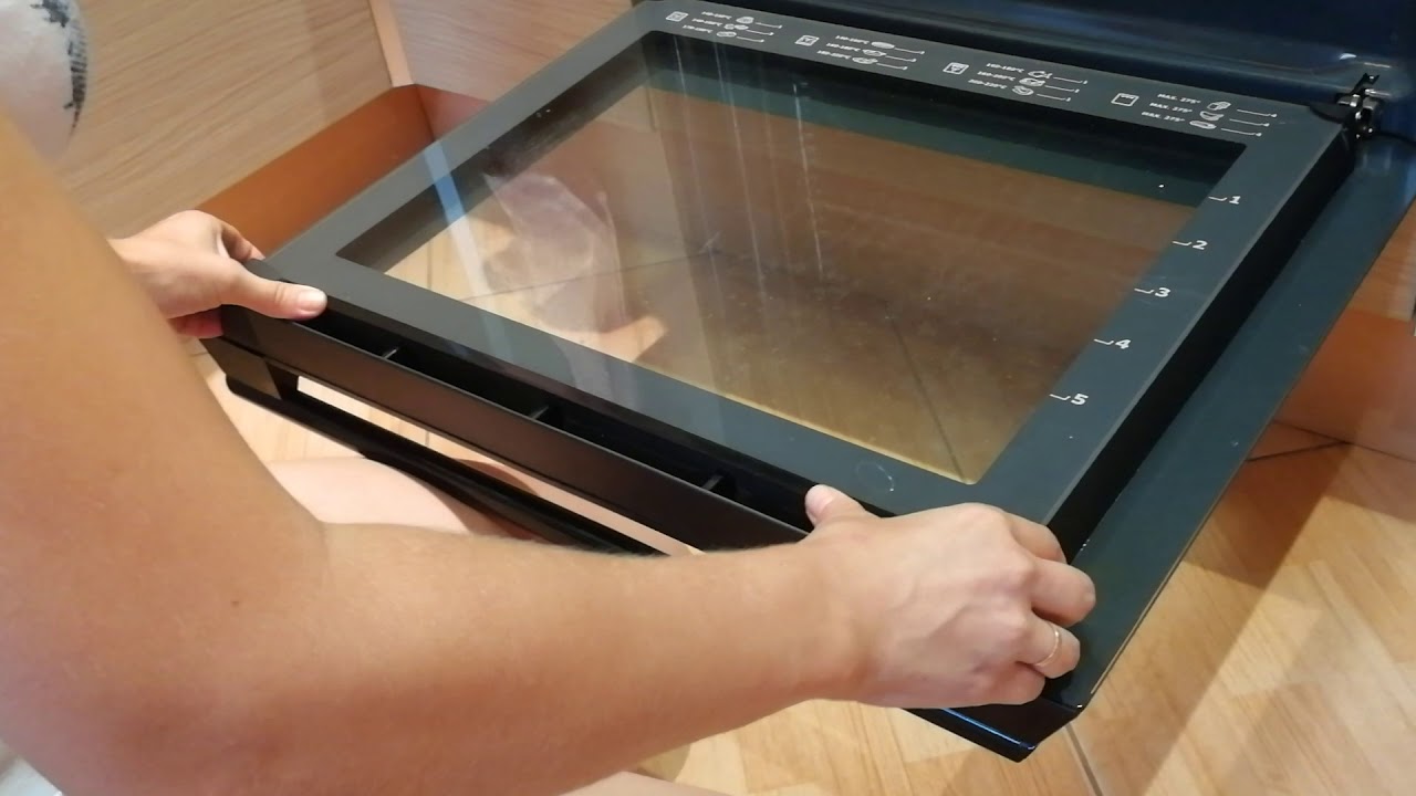 Kuinka puhdistaa sähköuunin luukku ja poistaa rasva kahdella ainesosalla