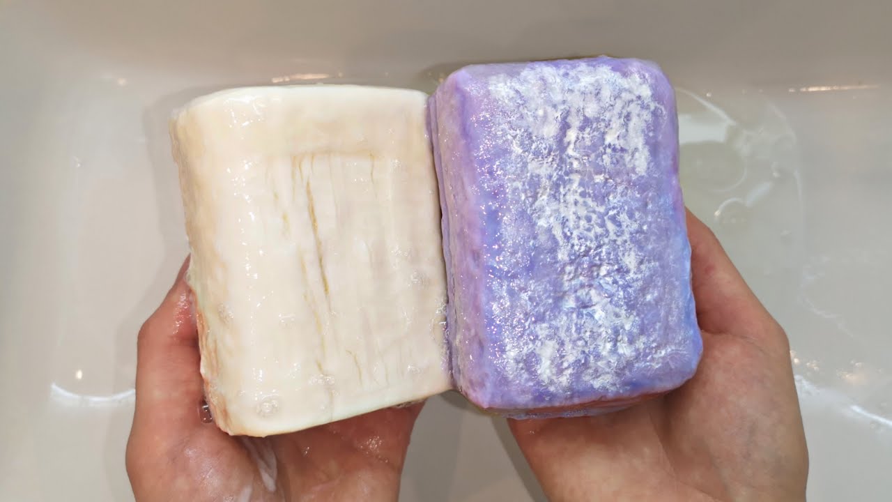 Asiantuntijat ovat yhtä mieltä: ”Saippua, johon on lisätty hieman etikkaa, on ihmeellinen keino puisten kaappien puhdistamiseen”.