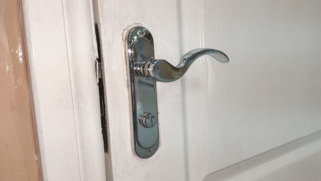 Etikan suihkuttaminen ovenkahvoihin kotona: miksi se on tarpeen ja miksi se on suositeltavaa.