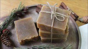 Asiantuntijat ovat yhtä mieltä: ”Saippua, johon on lisätty hieman etikkaa, on ihmeellinen keino puisten kaappien puhdistamiseen”.