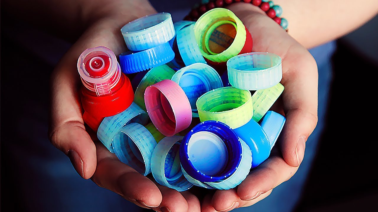 En enää heitä muovipullojen korkkeja pois – näin käytän niitä keittiössä