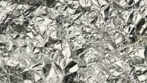 Miksi alumiinifolion toinen puoli on matta ja toinen kiiltävä: kumpi puoli on oikea?