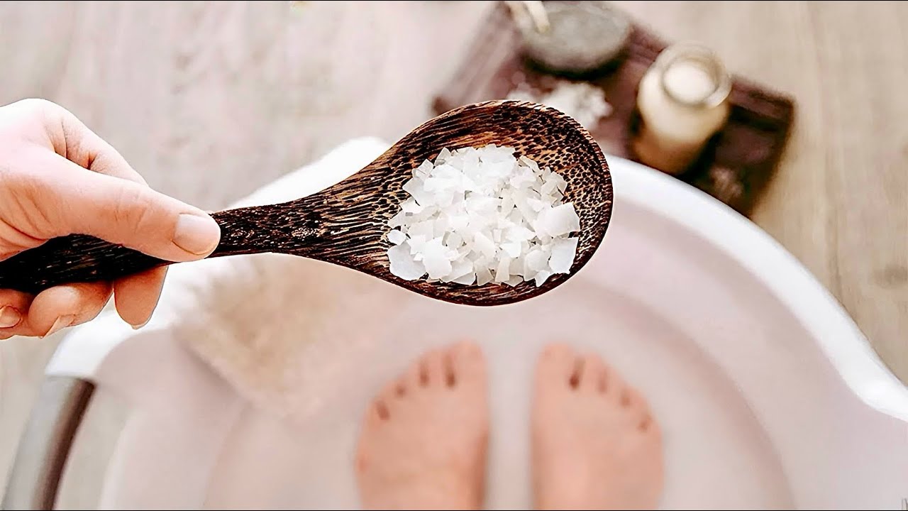 Jalkojen pesu ruokasoodalla ja suolalla: miksi se on suositeltavaa ja mitä etuja siitä on.