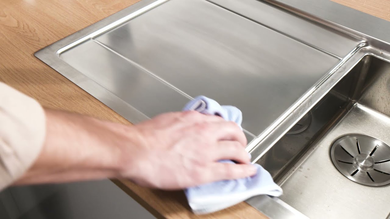 Yksinkertainen salaisuus ruostumattomasta teräksestä valmistetun pesualtaan puhdistamiseen: se näyttää kuin uudelta.