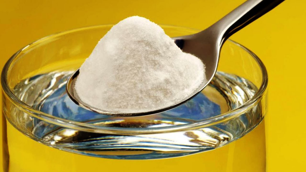 Laakerinlehtien ja ruokasoodan sekoittaminen: mihin se on hyödyllistä ja miksi sitä suositellaan.