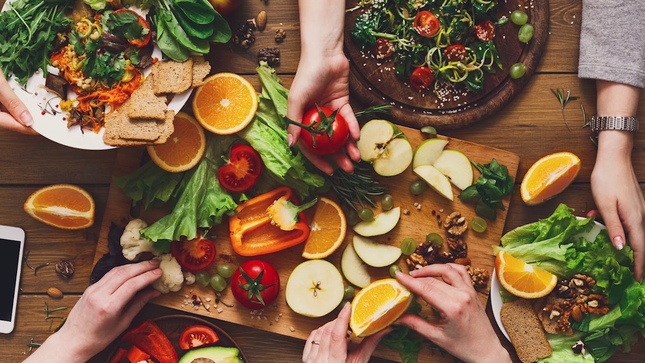 Mitä tuotteita tulisi välttää kesällä: vinkkejä terveelliseen ruokavalioon