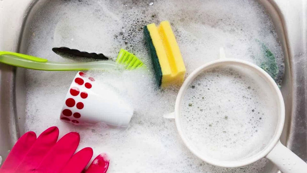 Kuusi tapaa käyttää astianpesuainetta kotona: lakanoista pesualtaaseen.