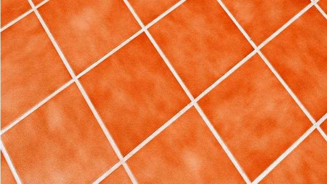 Laattojen saumausaine muuttuu valkoiseksi ja kiiltäväksi, kuten ensimmäisellä kerralla: puhdistusaine, joka tekee siitä hetkessä täysin puhtaan.