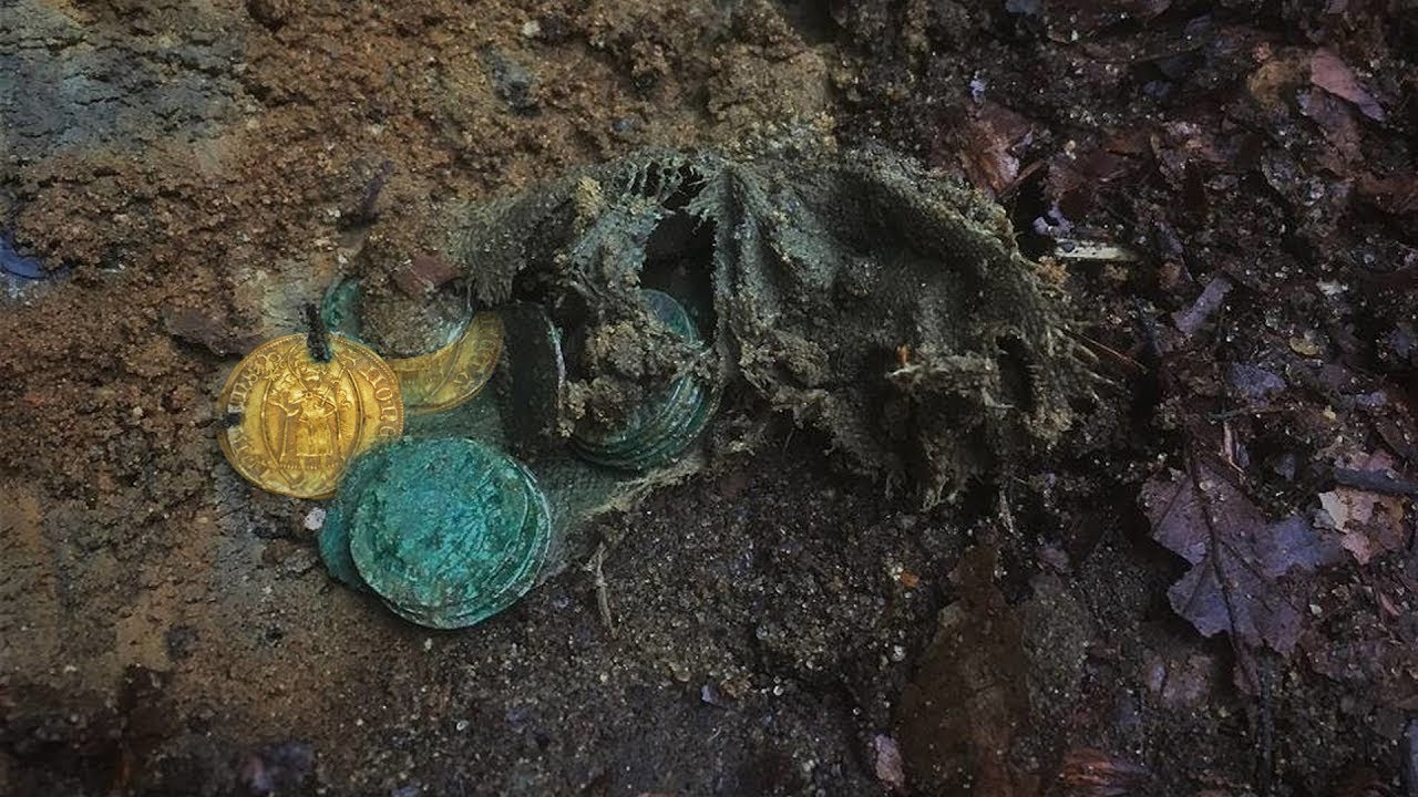 Hämmästyttävä löytö tämän maan metsästä: arkku, jossa oli 273 hopeakolikkoa, löydettiin vain 35 cm:n syvyydestä maasta.