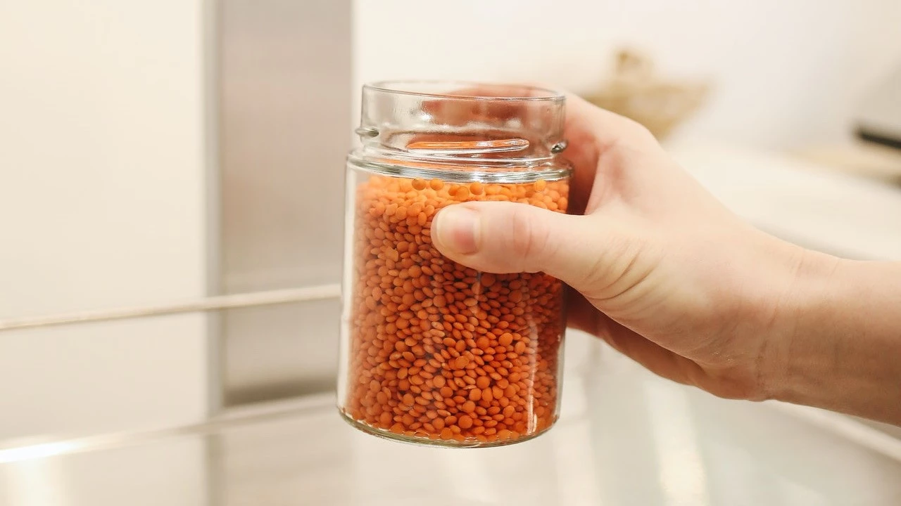 Miksi on suositeltavaa laittaa lasipurkki, jossa on linssejä, makuuhuoneeseen?