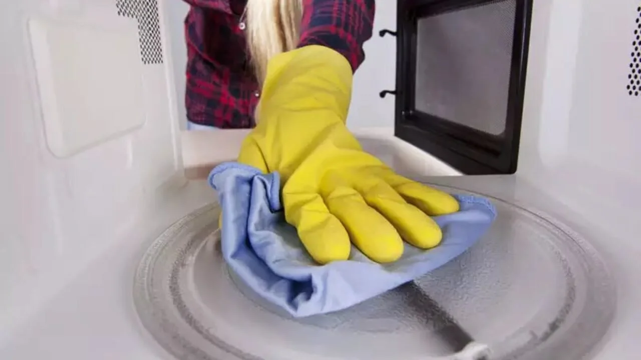 Mikroaaltouunin sisäosan puhdistaminen etikalla: mitä se on ja miksi se on suositeltavaa.