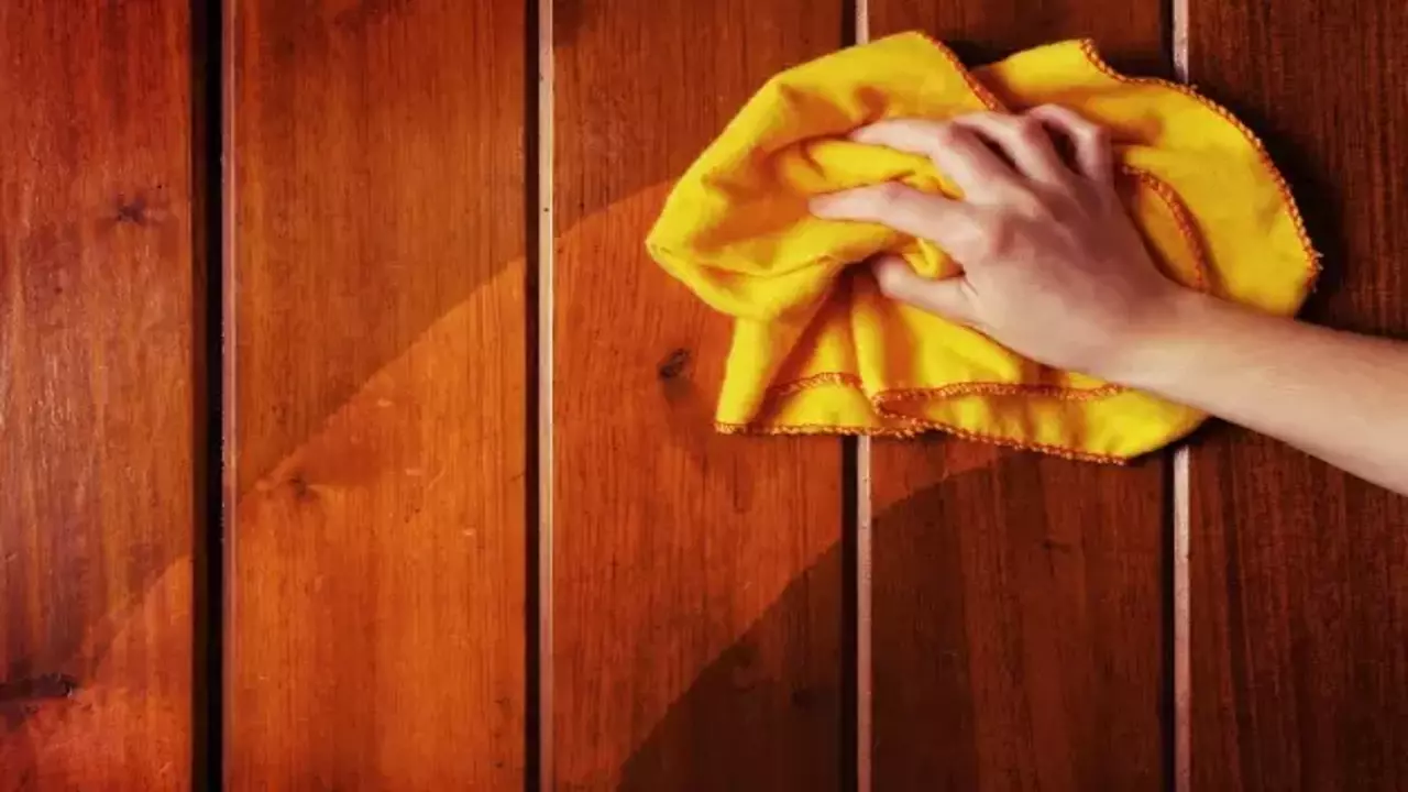 Kuinka pitää huonekalut parhaassa kunnossa ja kuinka puhdistaa puupinnat, jotta ne pysyvät kiiltävänä pitkään.