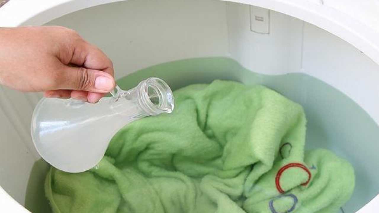 Miksi on tullut muodikasta suihkuttaa vaatteita valkoviinietikalla ennen pesua, ja mitkä ovat tämän menetelmän edut?