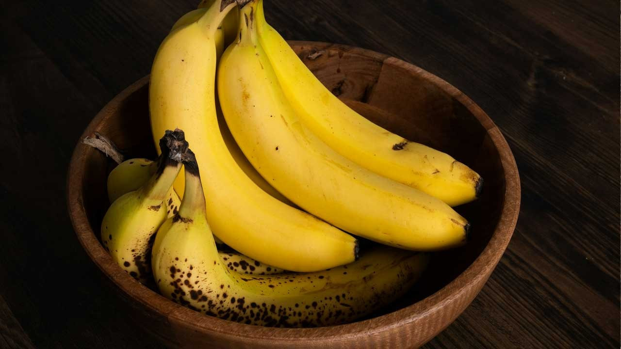 Miksi banaanit on pestävä ennen kuorimista: hyödyt ja vasta-aiheet