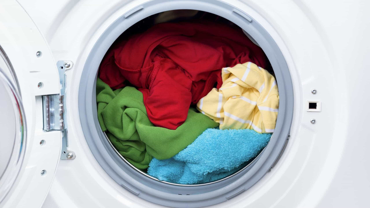 Kuinka pestä vaatteita, jotka haalistuvat, ja kiinnittää väri kankaaseen?