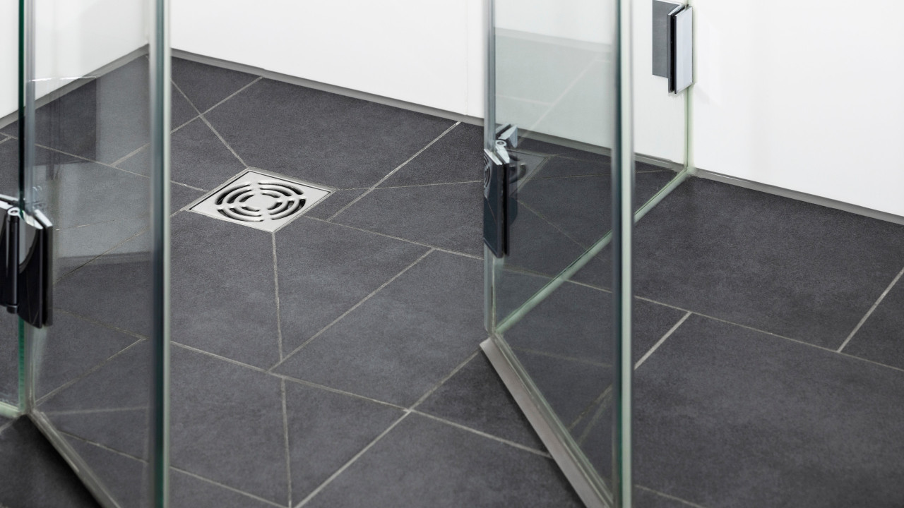 Sano hyvästit perinteisille suihkuseinille: nyt on tullut aika suihkukaapeille ilman suihkualtaita – ne ovat mukavampia ja helpompia puhdistaa.