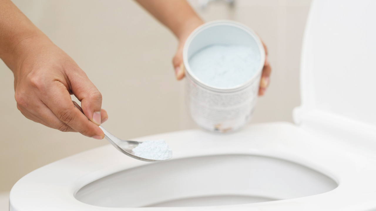 Ei etikkaa, ei ruokasoodaa: tehokkain tapa poistaa kalkkikertymät wc-pytystä.