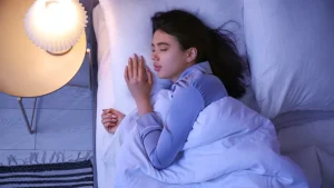 Nukkuminen tyhjällä vatsalla: mitä psykologia sanoo ja miten se vaikuttaa uneen.