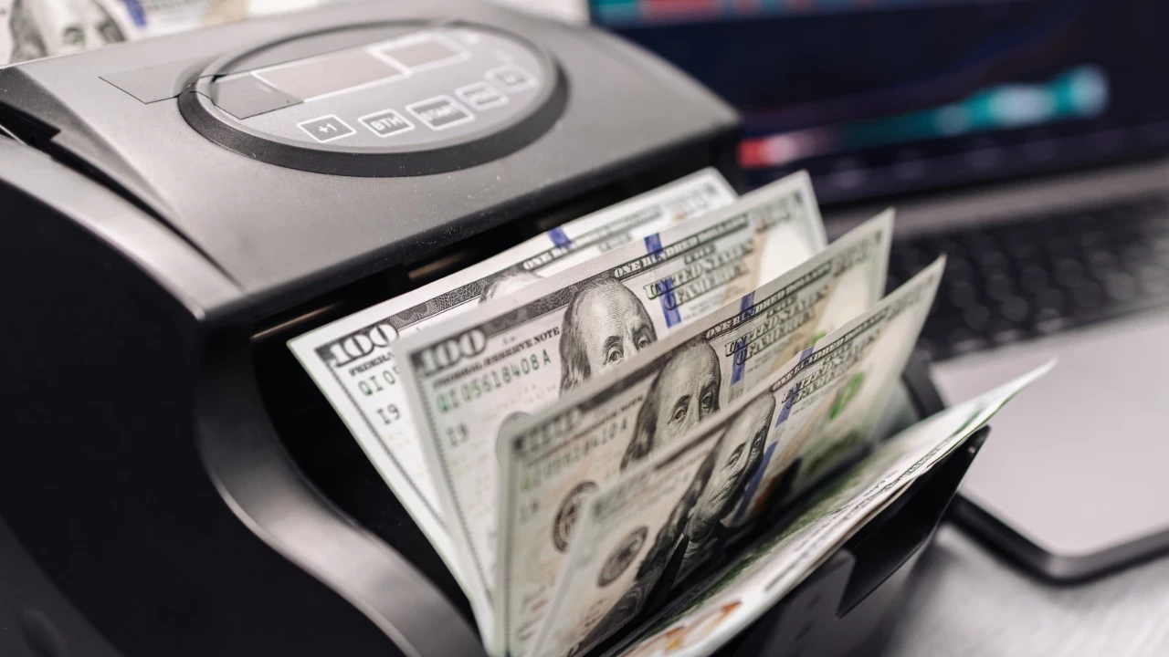 Yhdysvallat valmistelee 1200 dollarin lisäavustusta sosiaaliturvan saajille: kuka sen saa ja miten sekit jaetaan.