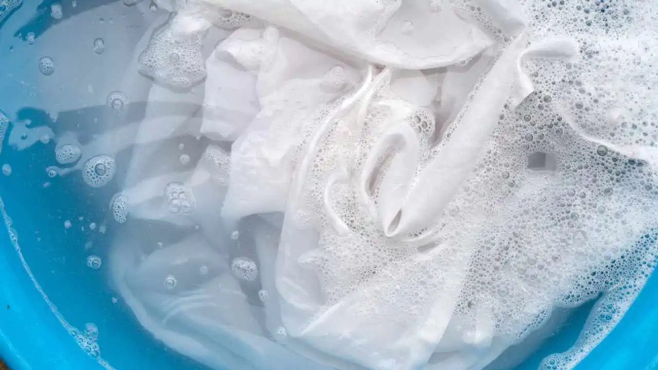 Miksi on tullut muodikasta suihkuttaa vaatteita valkoviinietikalla ennen pesua, ja mitkä ovat tämän menetelmän edut?